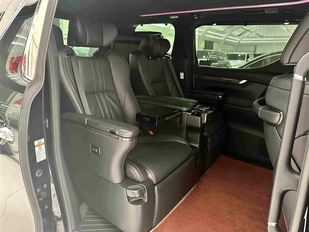 Toyota Alphard — миниатюра 16