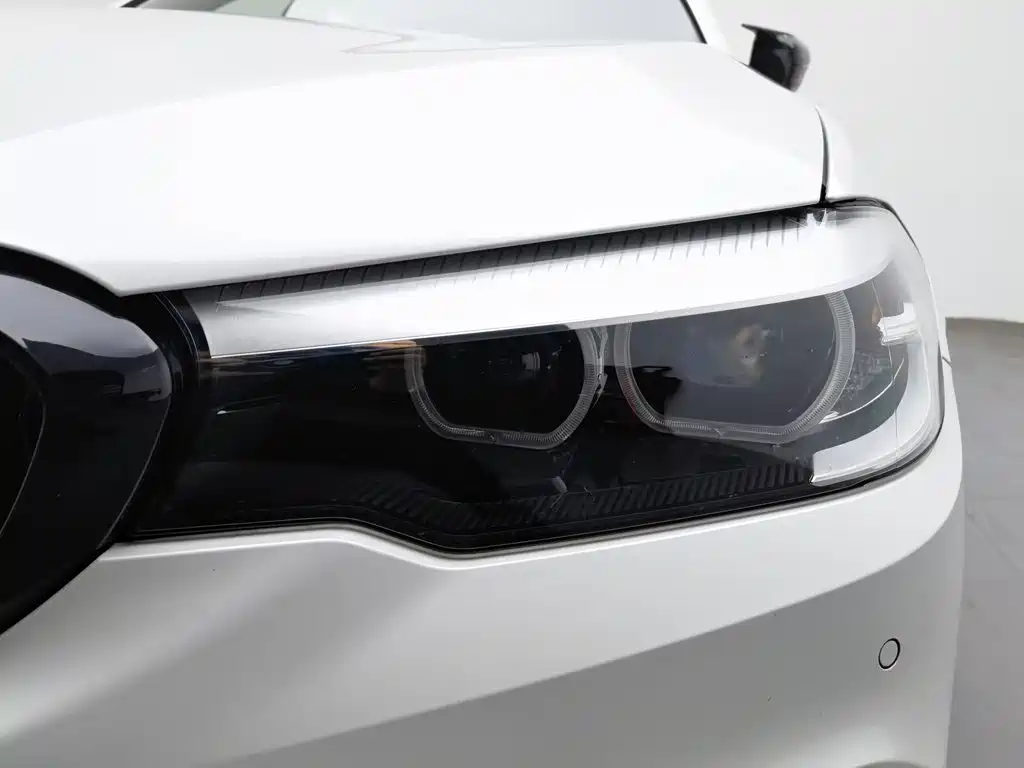 BMW 5 Series — миниатюра 7