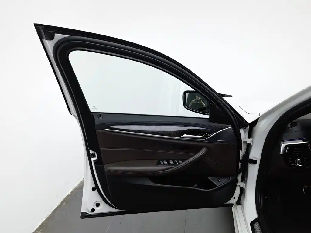 BMW 5 Series — миниатюра 8