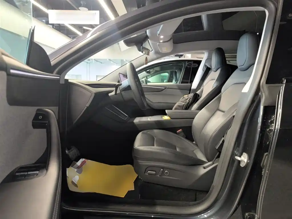 Tesla Model Y - фото 12