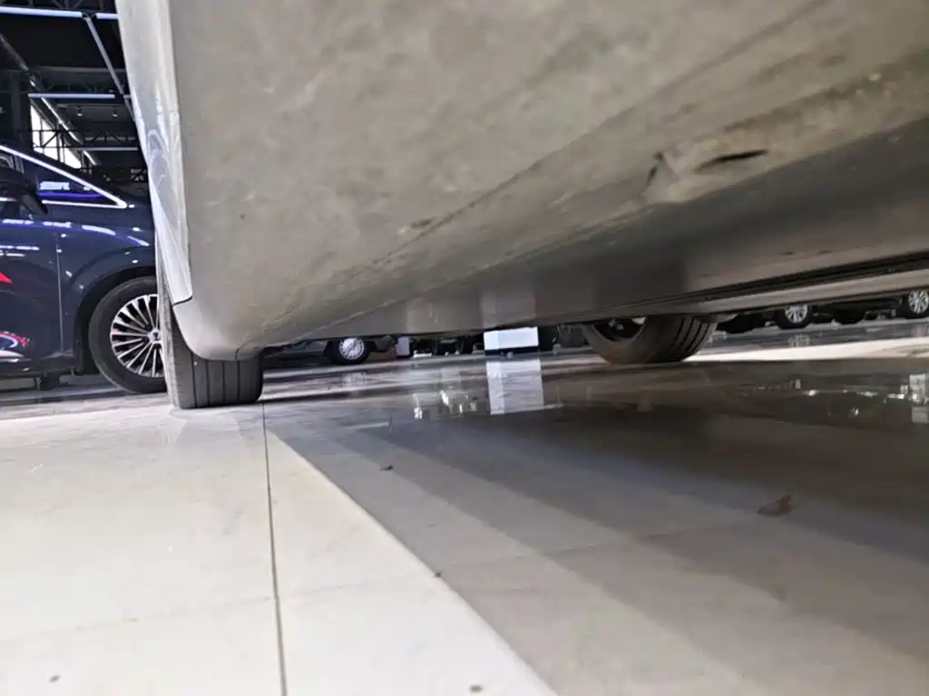 Tesla Model Y — миниатюра 21