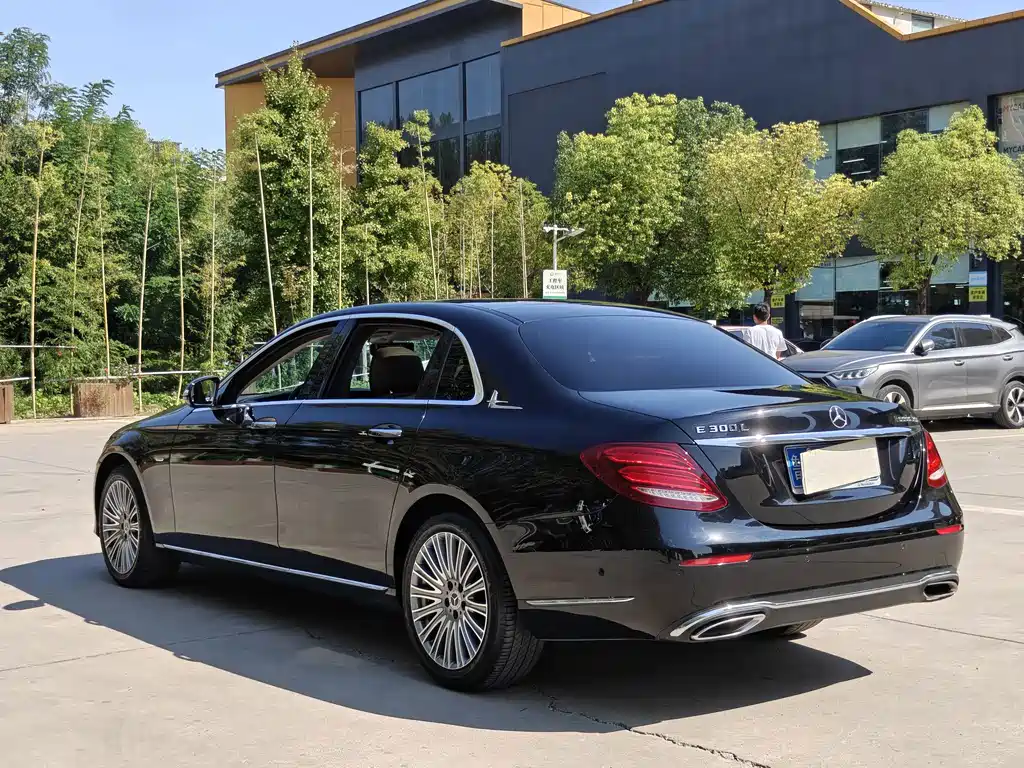 Mercedes-Benz E-Class — миниатюра 14
