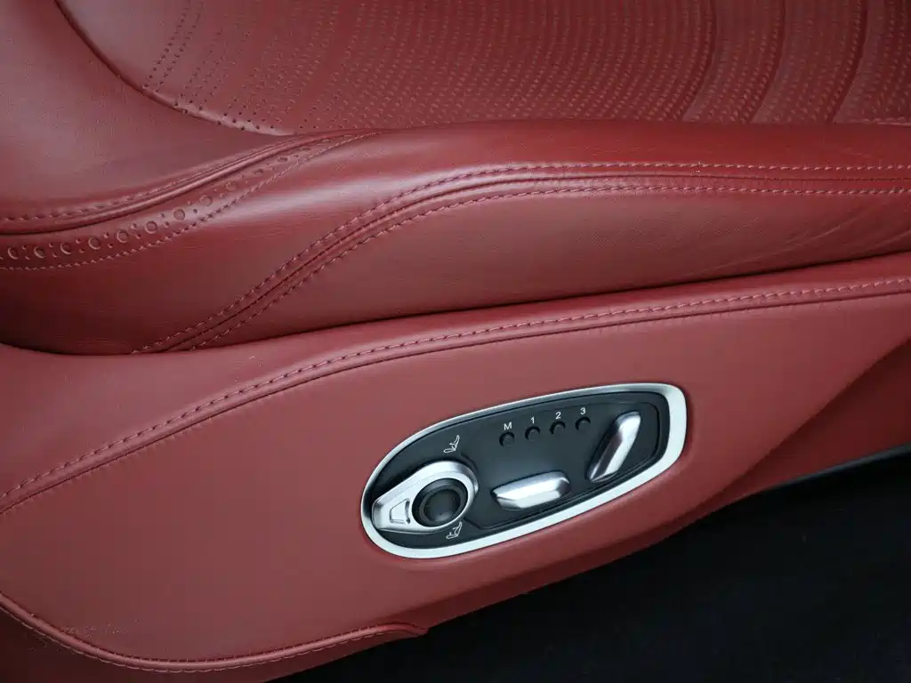 Aston Martin DBX — миниатюра 4