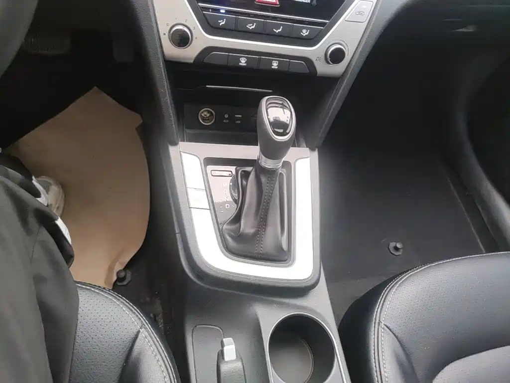 Hyundai Elantra — миниатюра 14
