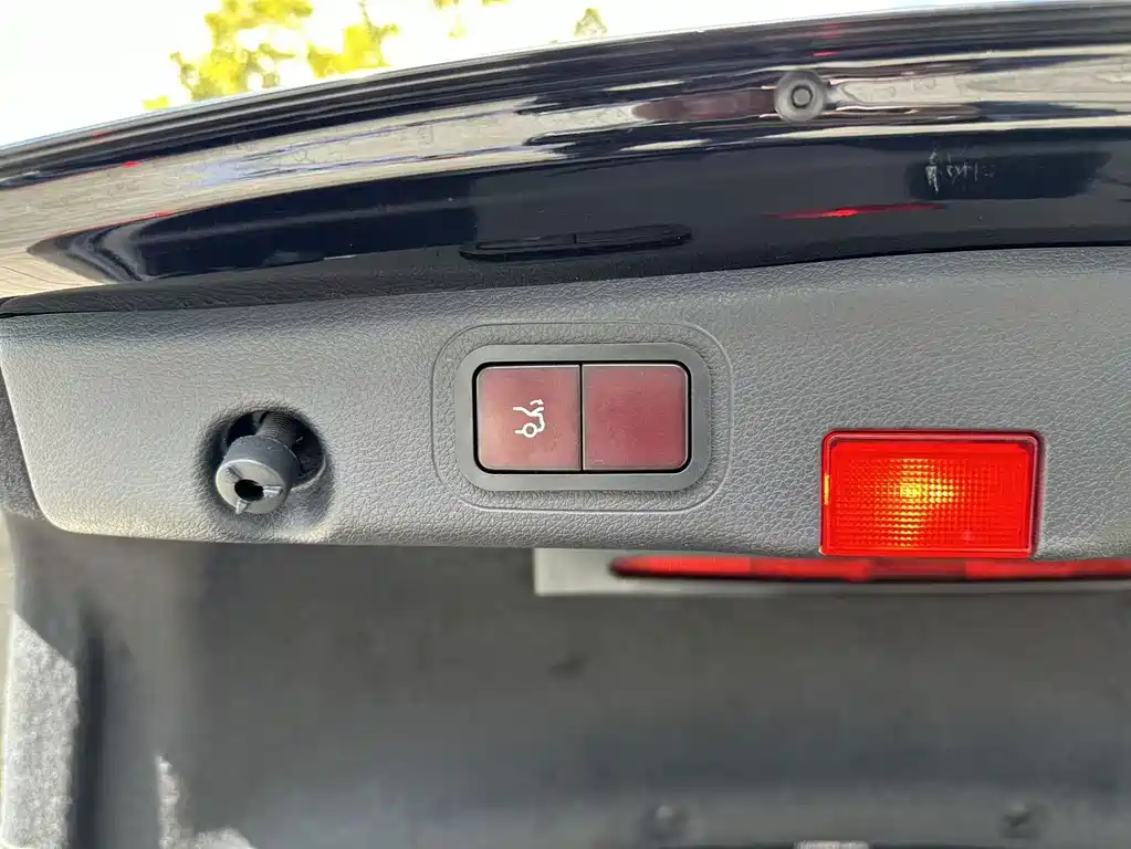 Mercedes-Benz E-Class — миниатюра 35