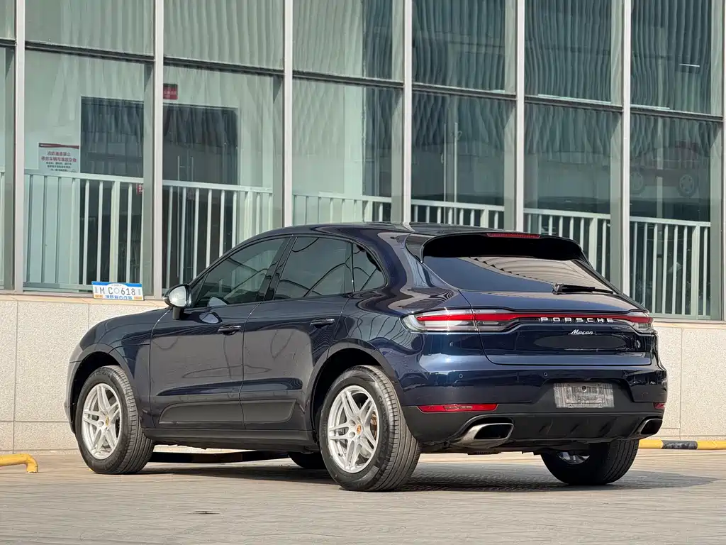 PORSCHE MACAN