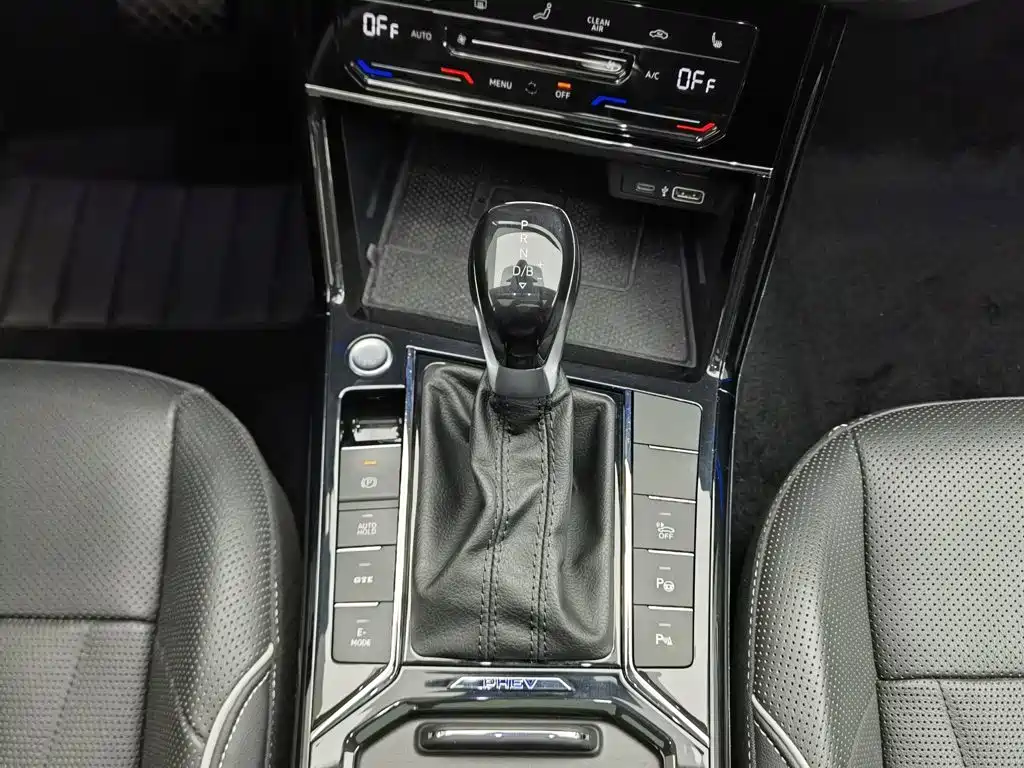 Volkswagen Passat PHEV — миниатюра 13