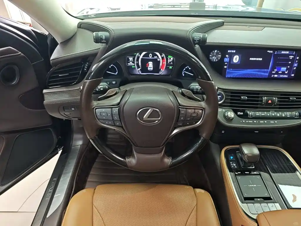 Lexus LS — миниатюра 11