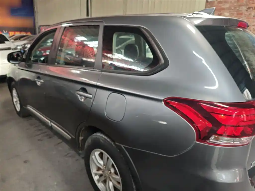 MITSUBISHI OUTLANDER