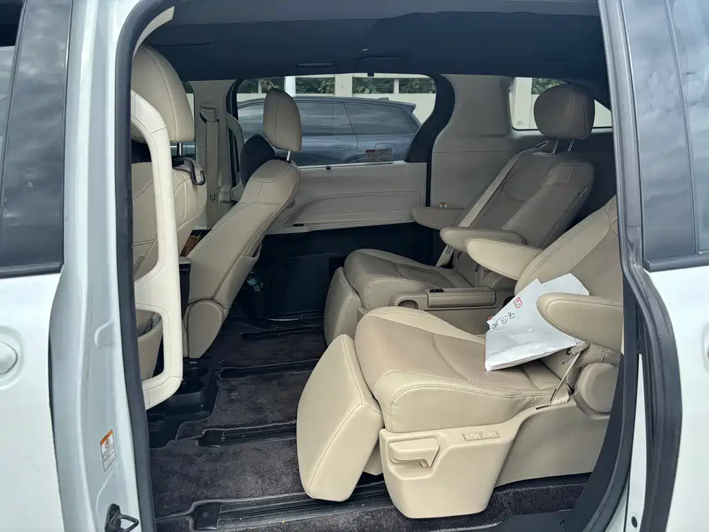 Toyota Sienna — миниатюра 6