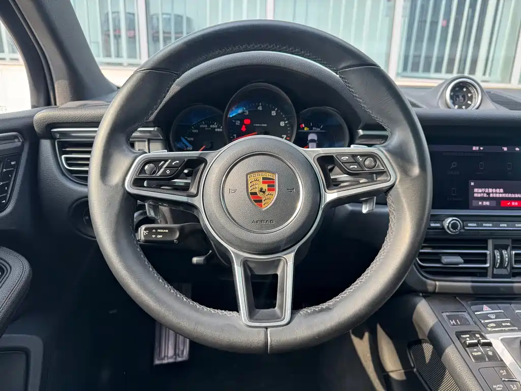 PORSCHE MACAN