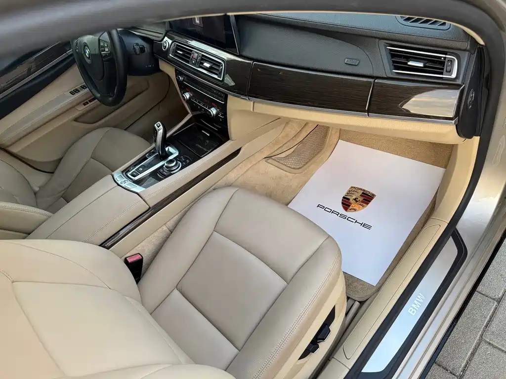 BMW 7 Series — миниатюра 11
