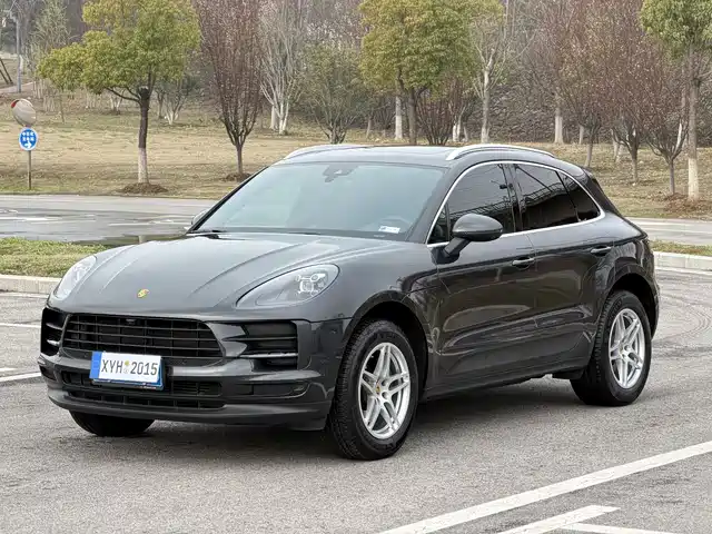 PORSCHE MACAN