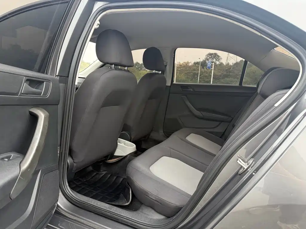Skoda Rapid — миниатюра 9