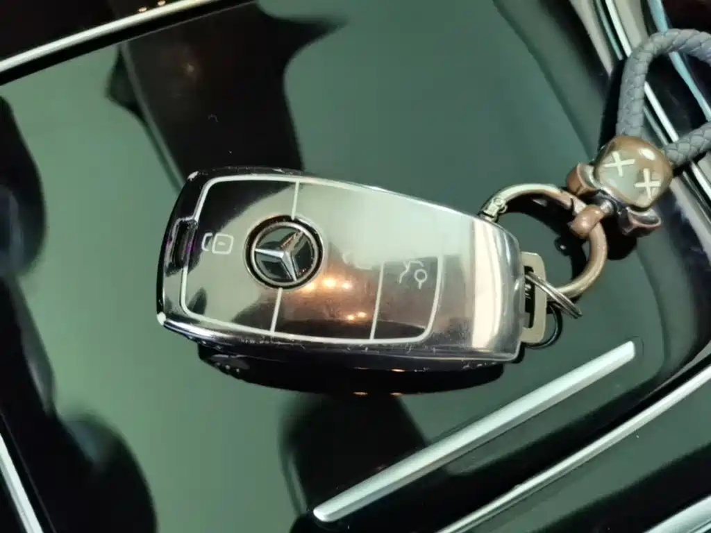 Mercedes-Benz E-Class — миниатюра 9