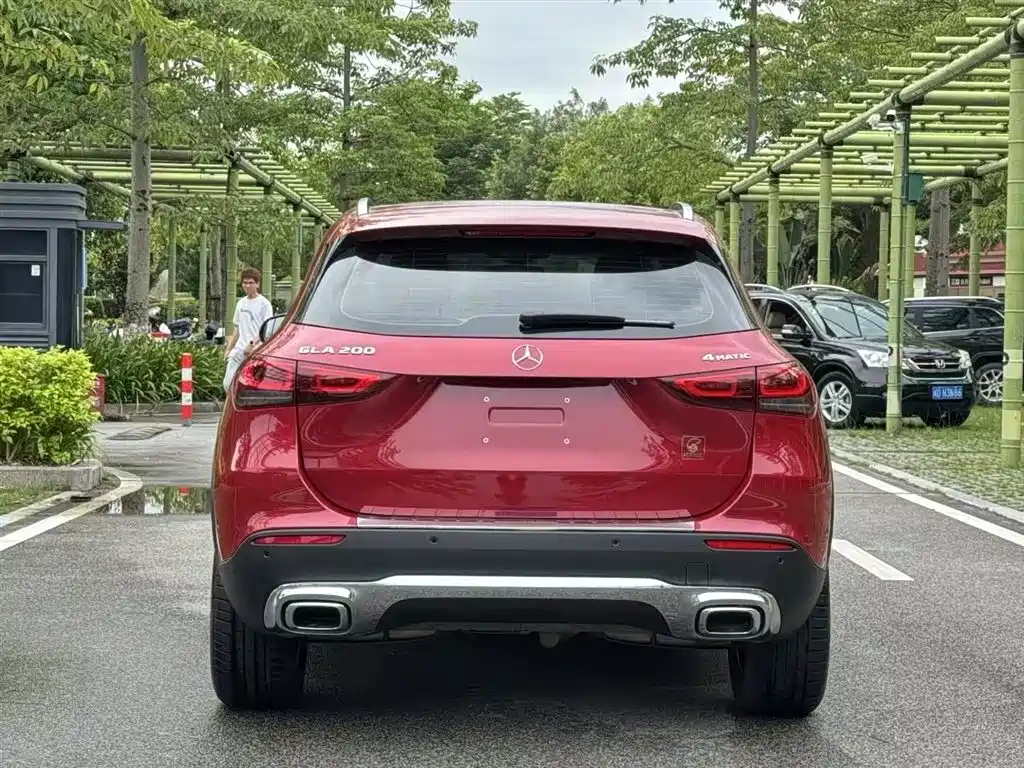 MERCEDES-BENZ GLA