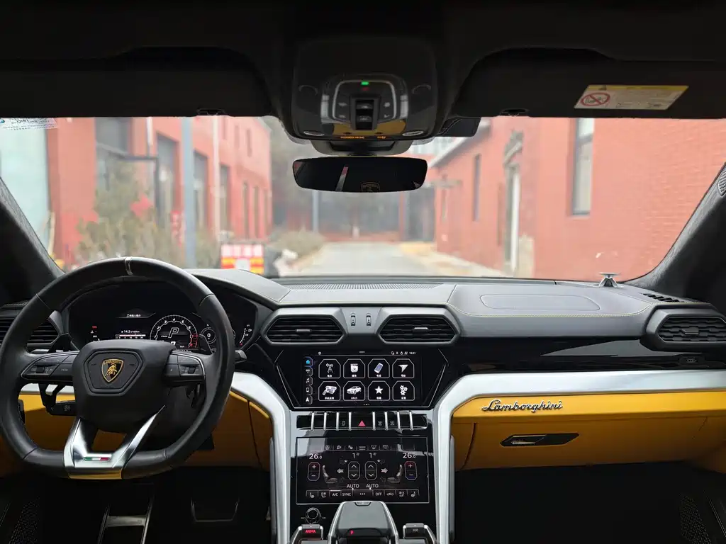 LAMBORGHINI URUS