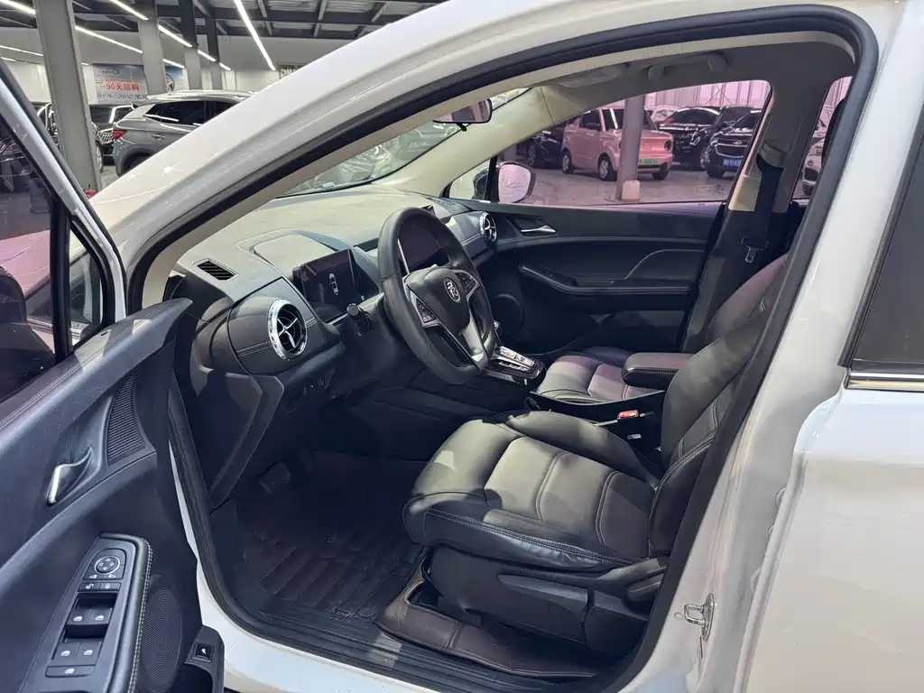 BYD Yuan EV — миниатюра 8
