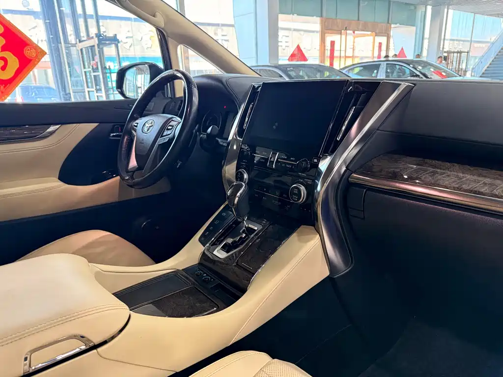 Toyota Alphard — миниатюра 8