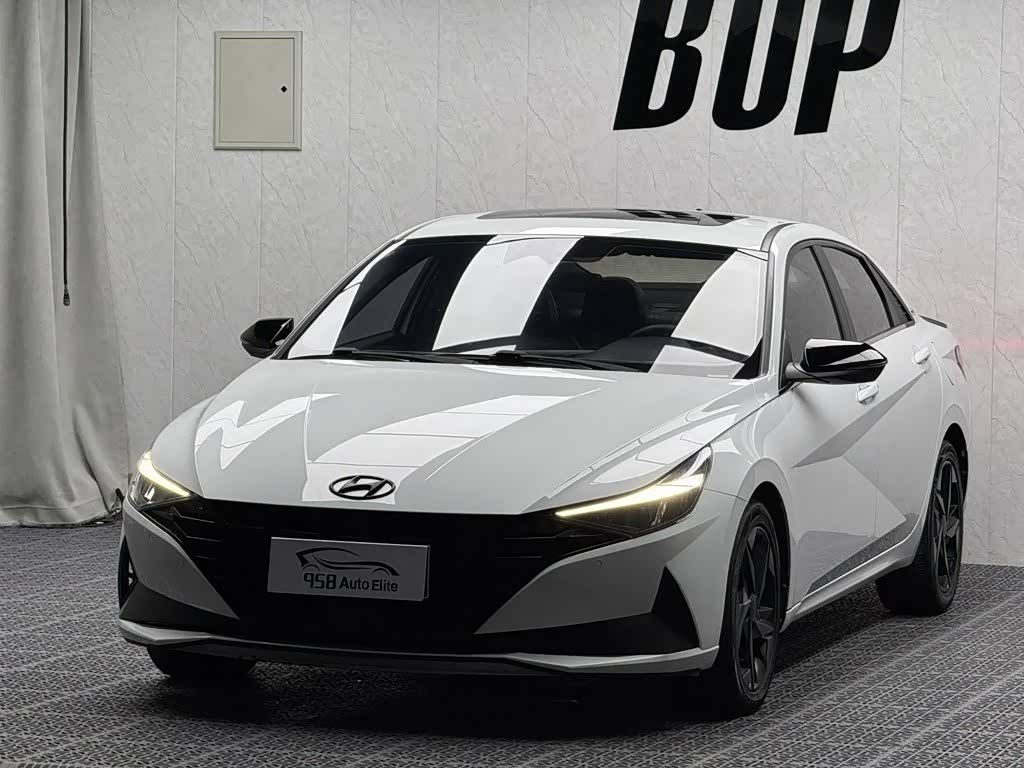 Hyundai Elantra 1.5 л 2022 г. Белый, пробег 43000 км