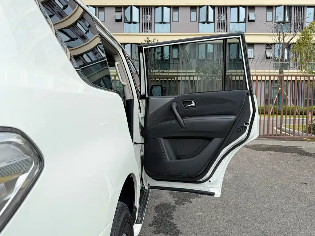 Nissan Patrol — миниатюра 13