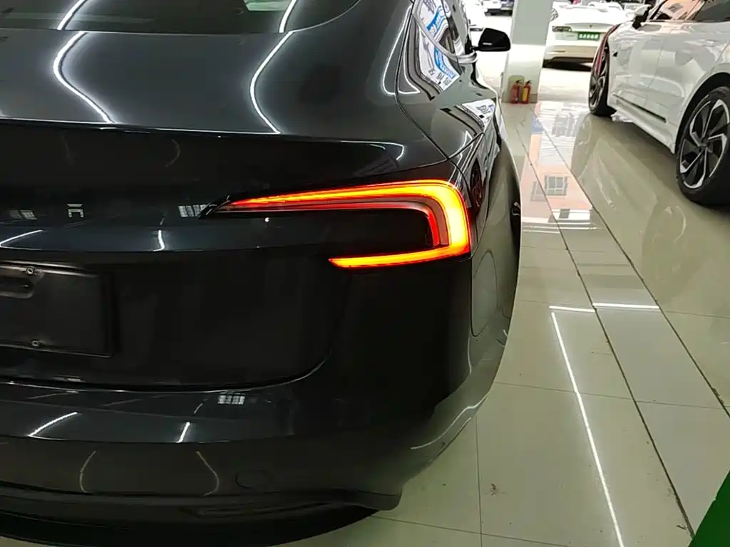Tesla Model 3 — миниатюра 8