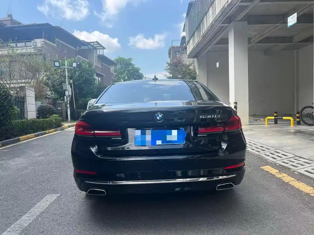 BMW 5 Series — миниатюра 8
