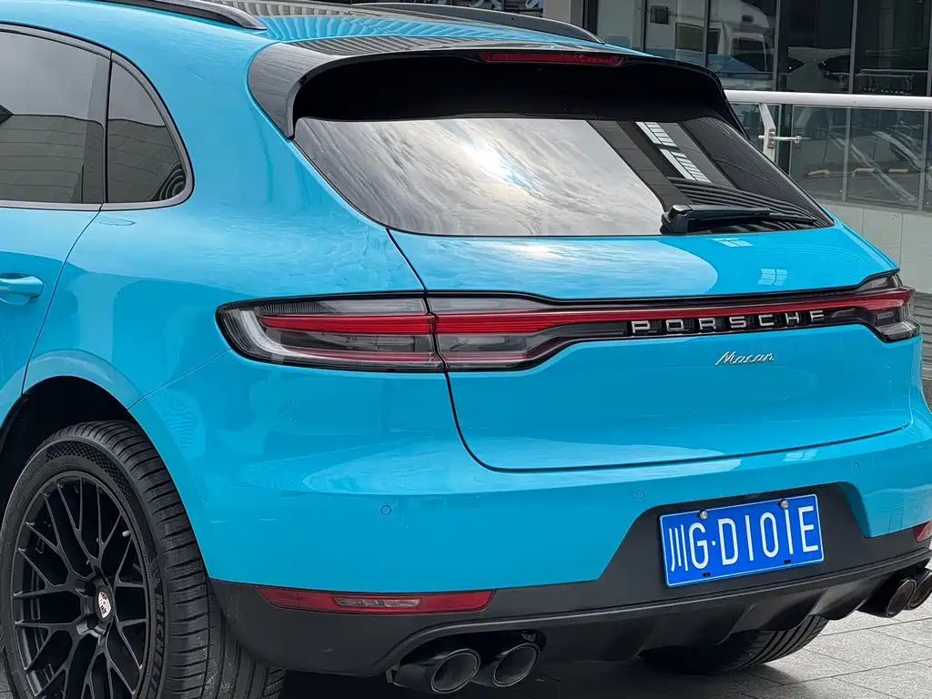 PORSCHE MACAN