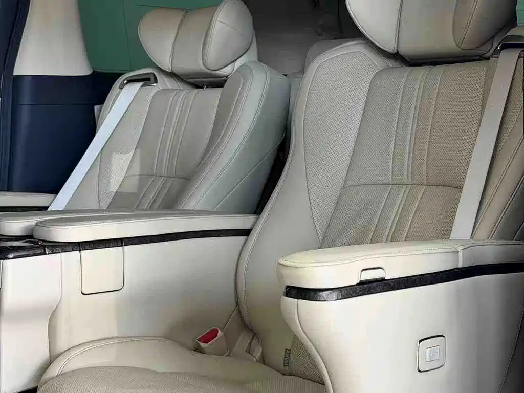 Toyota Vellfire — миниатюра 8