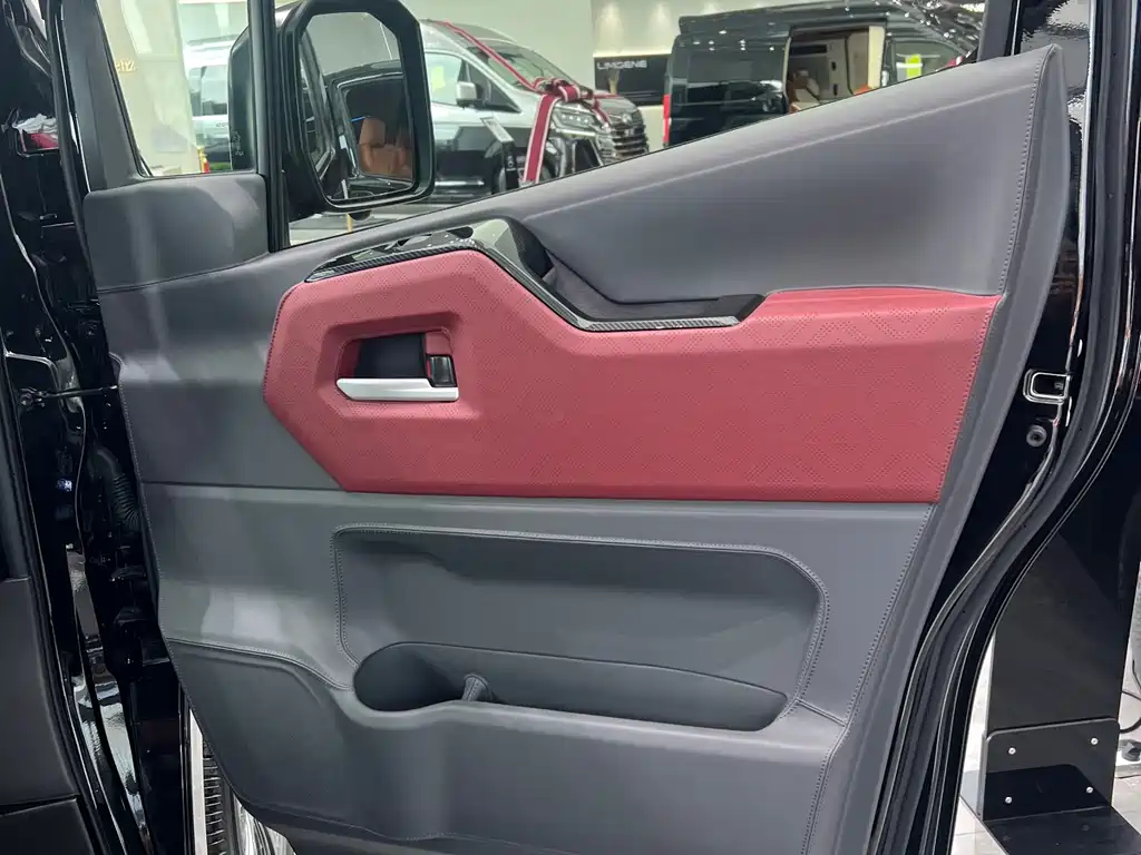 Toyota HiAce 2025 3.5L AT