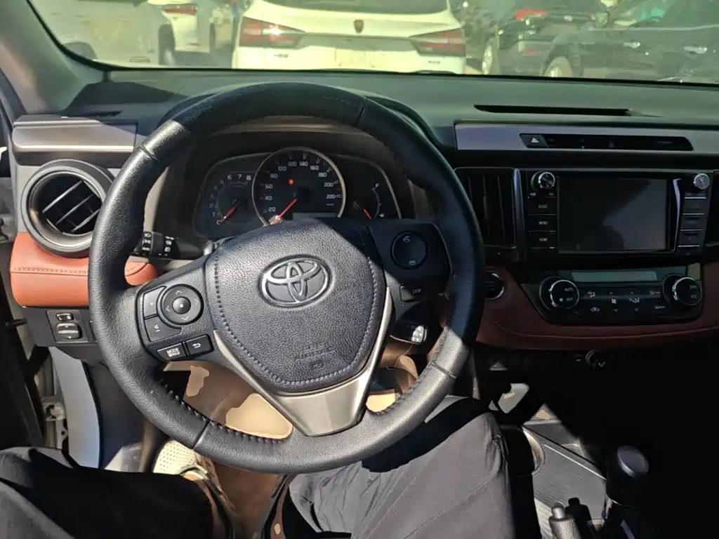 Toyota RAV4 — миниатюра 11