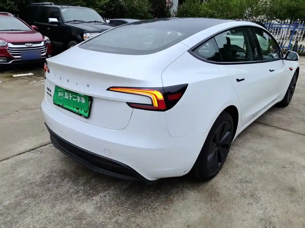 Tesla Model 3 — миниатюра 7
