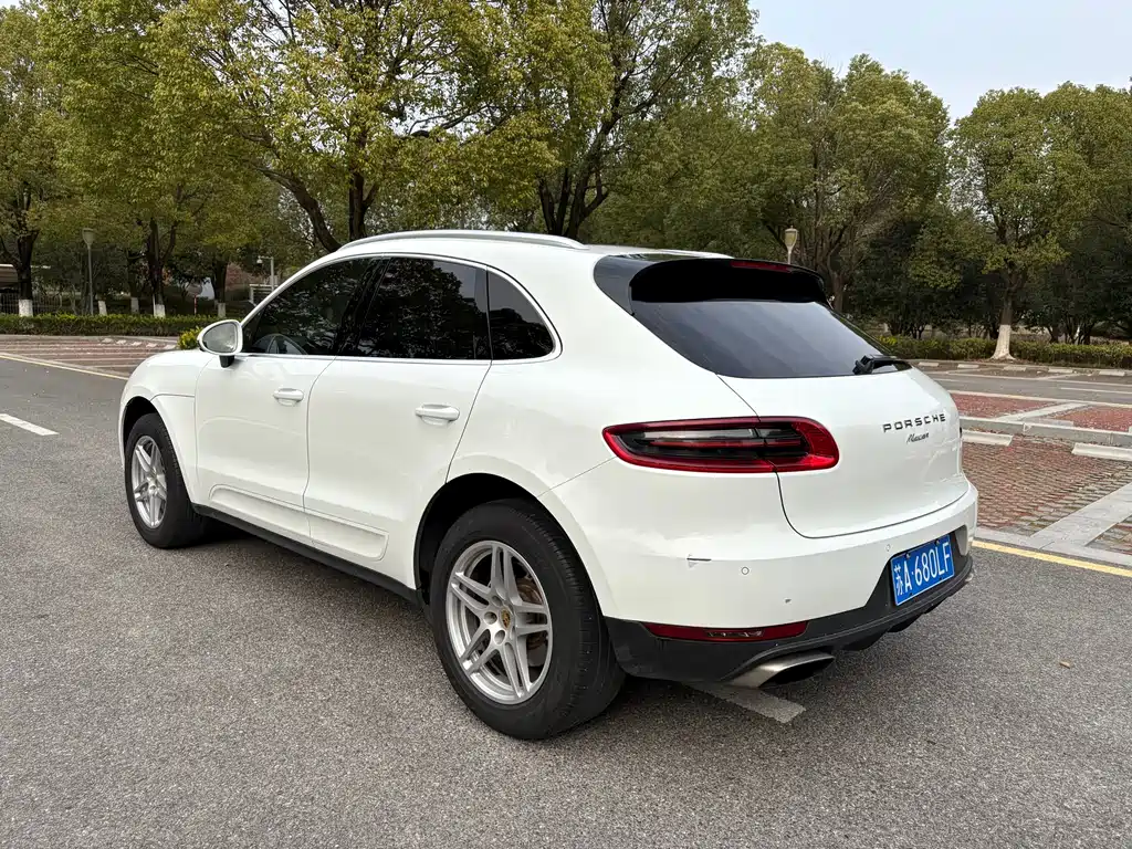 PORSCHE MACAN
