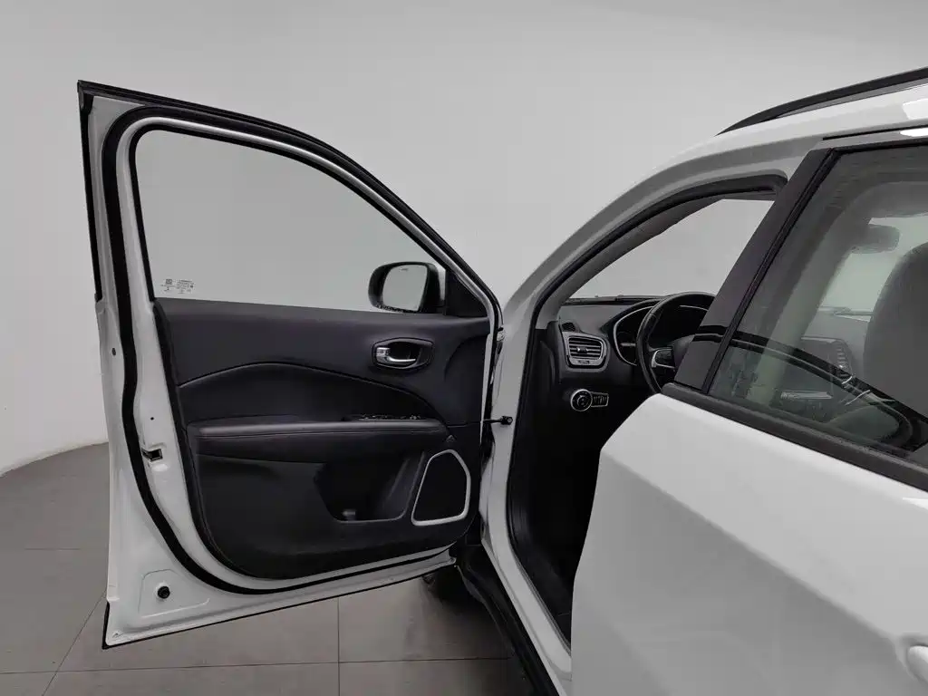Jeep Compass — миниатюра 8