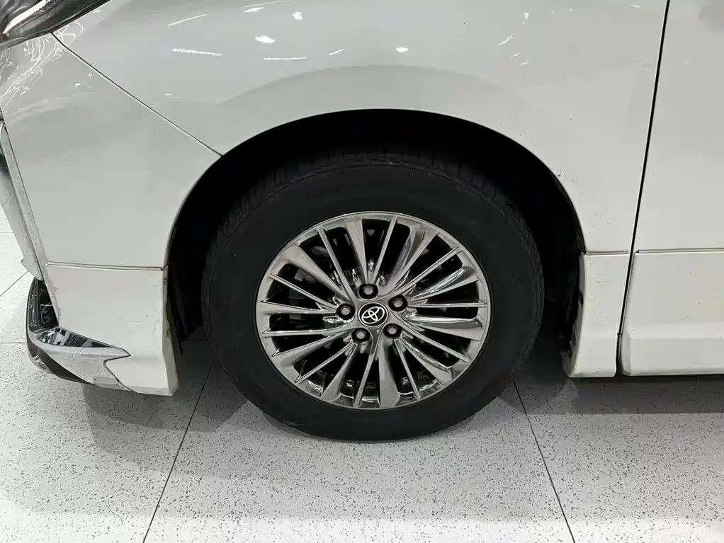 Toyota Alphard — миниатюра 3