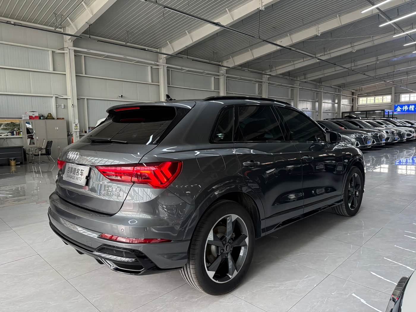 Audi Q3 1.4 л 2023 г. Серебристо-серый, пробег 33000 км