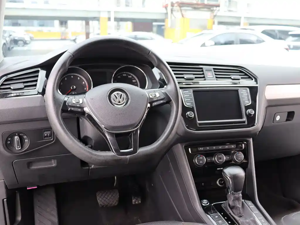 Volkswagen Tiguan L — миниатюра 14