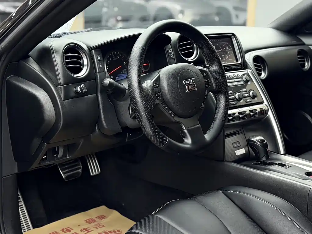 Nissan GT-R — миниатюра 8