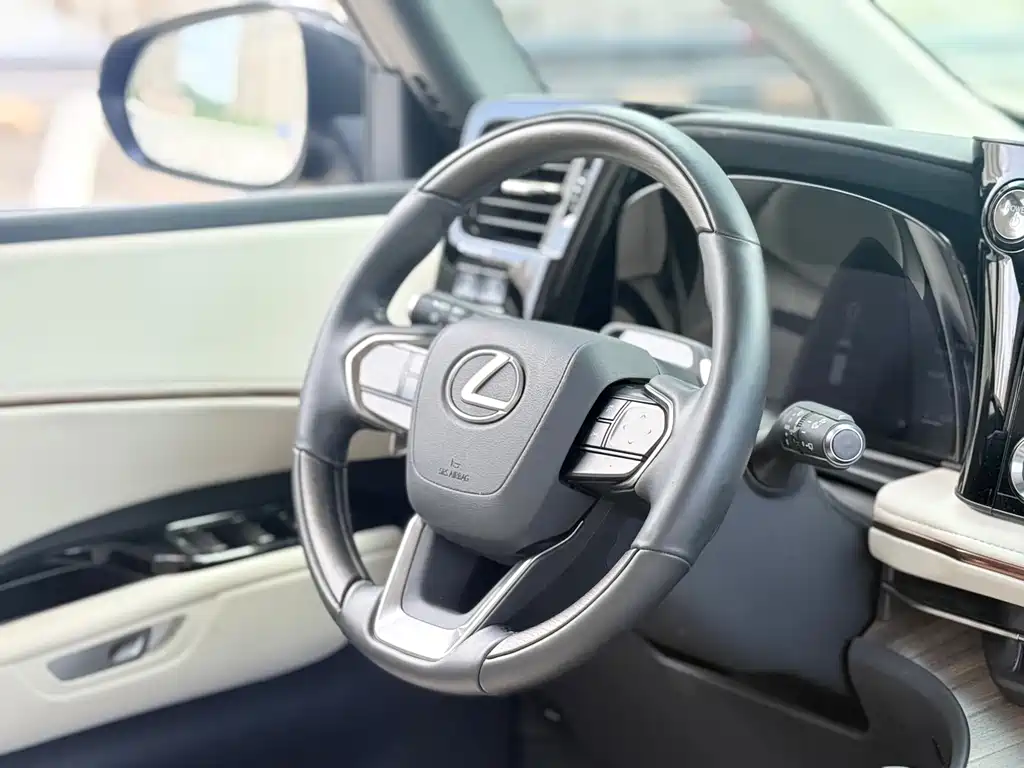 Lexus LM — миниатюра 10