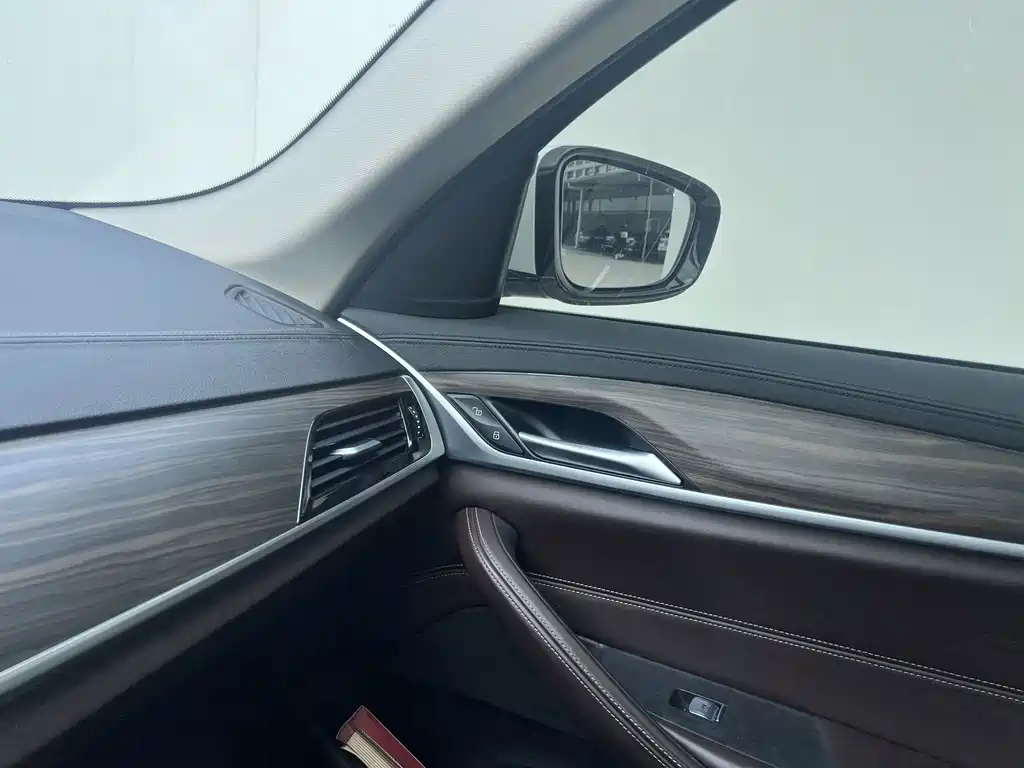 BMW 5 Series New Energy — миниатюра 6