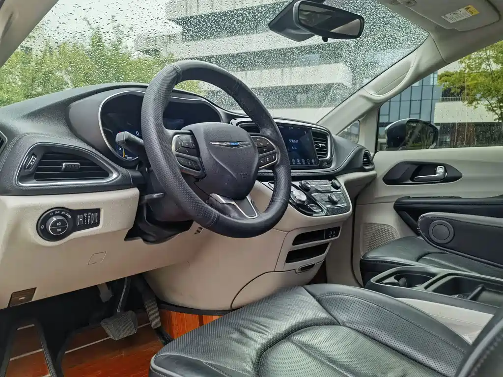 Chrysler Grand Voyager PHEV (Import) — миниатюра 8
