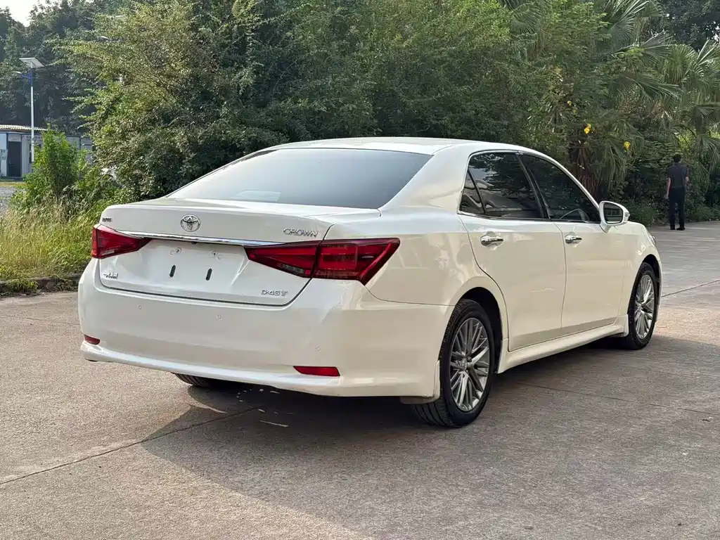 Toyota Crown — миниатюра 4