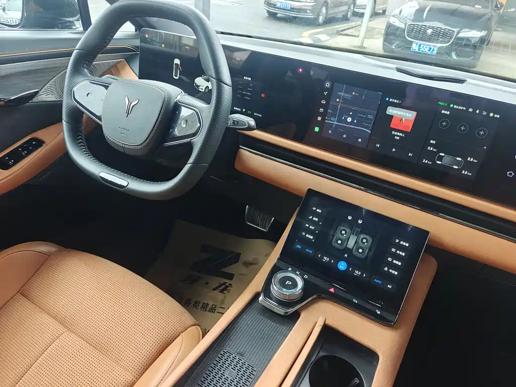 VOYAH LANTU CHASING LIGHT