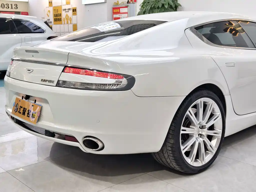 Aston Martin Rapide — миниатюра 12