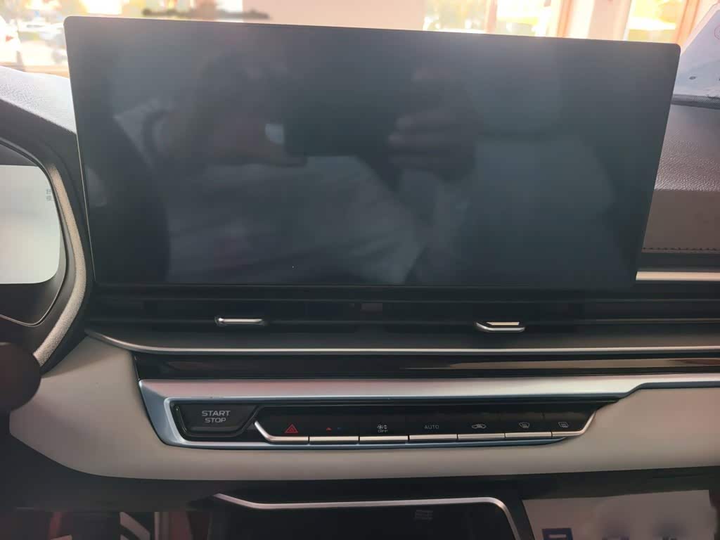 Geely Emgrand 1.5 л 2024 г. Белый, пробег 44400 км