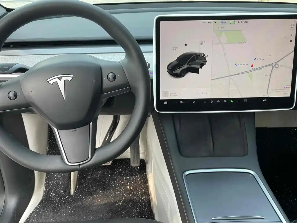 Tesla Model Y — миниатюра 3