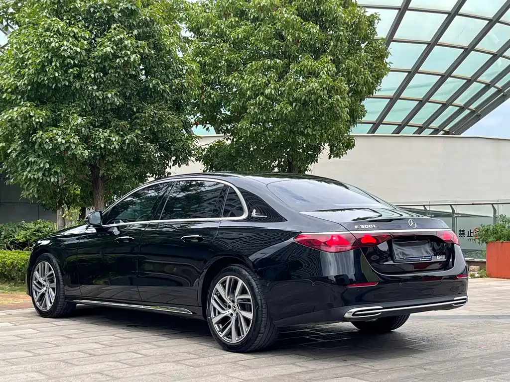 Mercedes-Benz E-Class — миниатюра 9