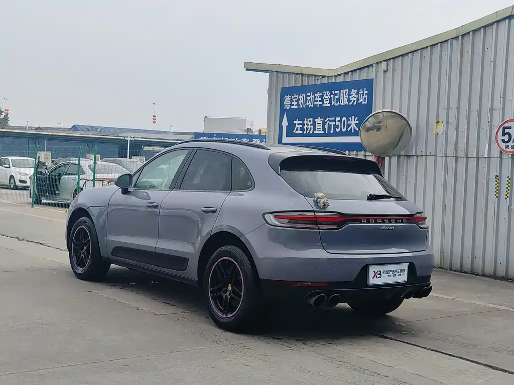 PORSCHE MACAN