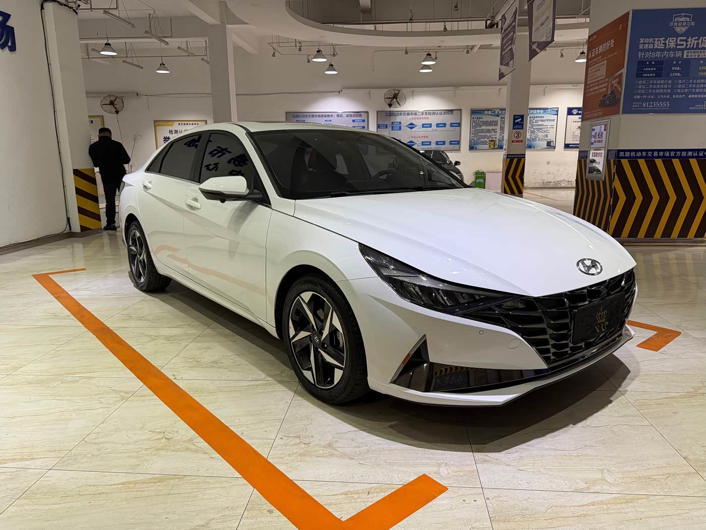 Hyundai Elantra 1.5 л 2023 г. Белый, пробег 33000 км