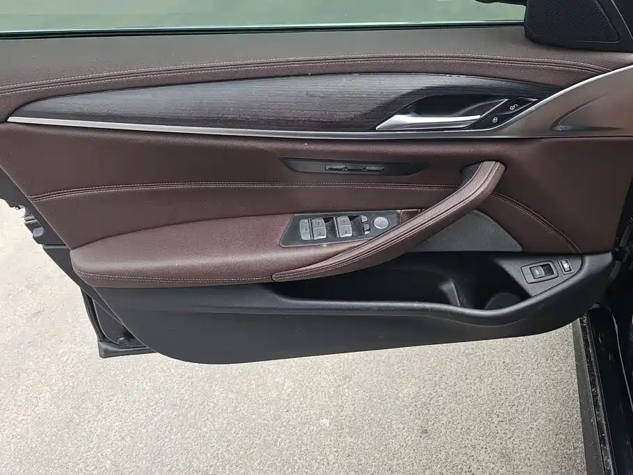 BMW 5 Series New Energy — миниатюра 7